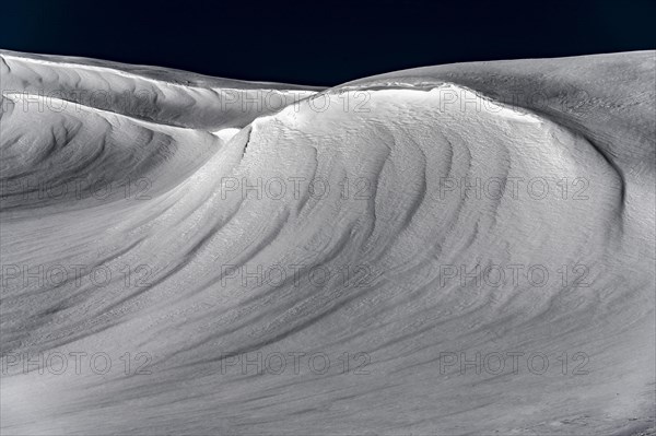 Schneeflaeche mit Strukturen