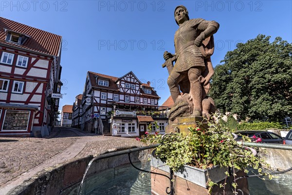 Brunnenfigur St. Georg der Drachentoeter mit dem Drachen