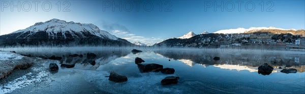 Winterliche Morgenstimmung ueber dem St. Moritzersee in Sankt Moritz