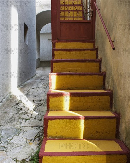 Schmaler Stiegenaufgang in einer Altstadtgasse