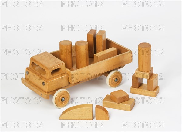 Lastwagen und Bausteine aus Holz