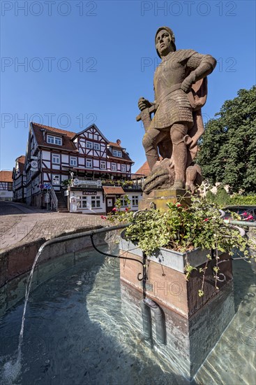 Brunnenfigur St. Georg der Drachentoeter mit dem Drachen