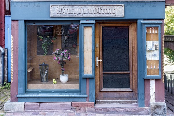 Hoelzerne Fassade mit Schaufenster und Eingangstuer