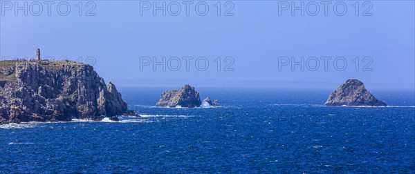 View from the Pointe de Toulinguet to the Pointe de Pen Hir with the rocks Tas de Pois and the Monument aux Bretons