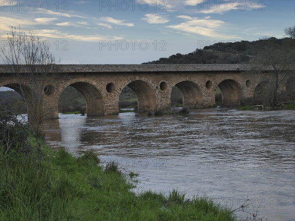 Bruecke am Fluss Almonte Nebenfluss des Tajo-River