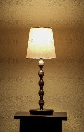 Warmes Licht einer beleuchteten Stehlampe in einem Wohnraum
