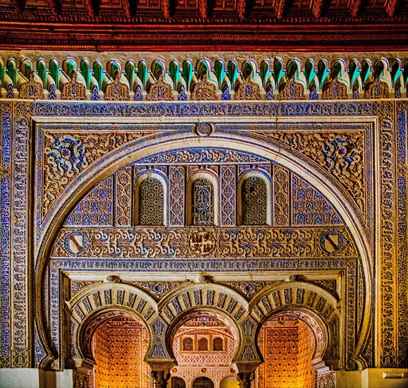 Horseshoe arch to the Salon de los Embajadores