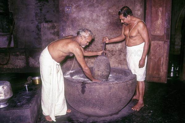 Stone grinder in Edneer Mutt