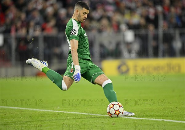 Torwart Geronimo Rulli FC Villarreal beim Abstoss