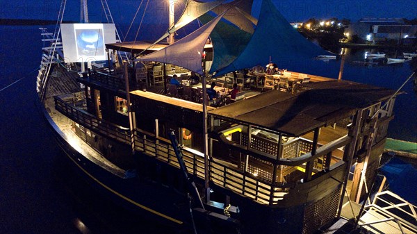 Restaurant ship manta ray