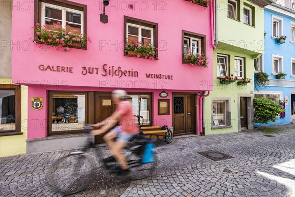 Radfahrer vor Restaurant Weinstube Galerie Zur Fischerin
