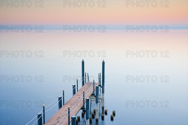 Abendstimmung ueber dem Bodensee mit Badesteg zum See