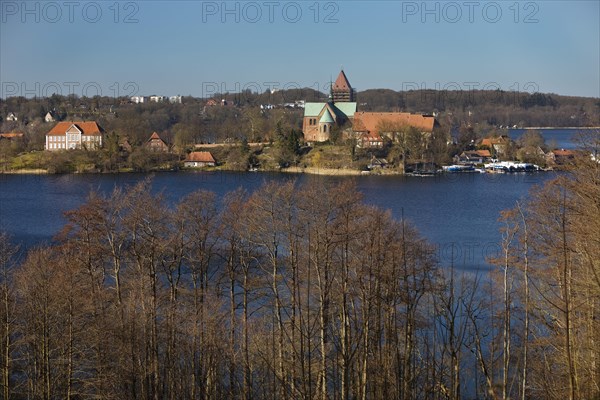 Schoene Aussicht auf Ratzeburg mit dem Domsee und dem Dom