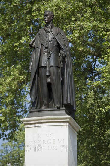 Memorial statue of King George VI in Garter Robe