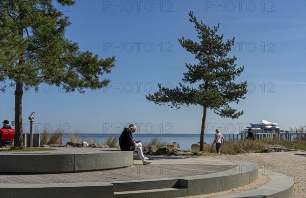 Seniorin beim Blick auf ihr Smartphone