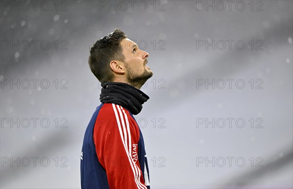 Goalkeeper Sven Ulreich FC Bayern Munich FCB 26 looks up