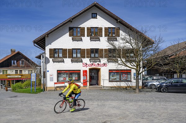 Fassade der Sparkasse mit Radler