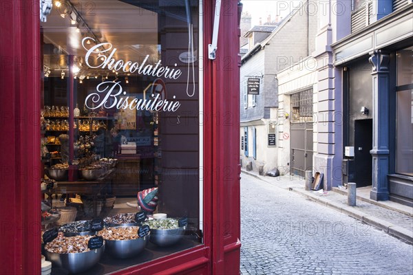 Schaufenster mit Konfekt einer Chocolaterie und Cafe