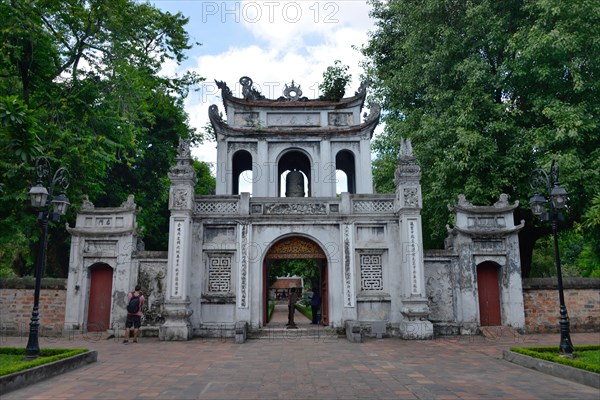 Entrance gate