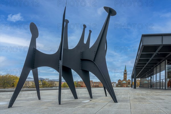 The artwork Tetes et Queue by Alexander Calder at the Neue Nationalgalerie