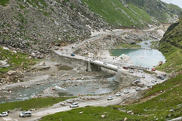 Cars on the pass road over the Beas River to Rohtang Pass