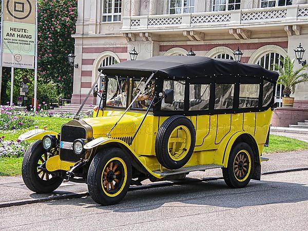 Yellow vintage bus in front of theatre, vintage meeting