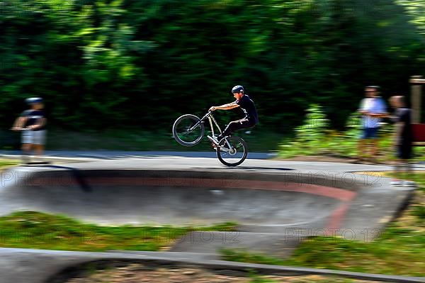 Bikers pulled along, pump and kid track