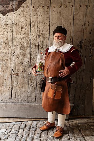Performer of the cellar master with wine jug, Meistertrunk Schauspiel
