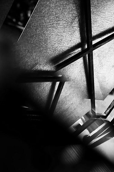 Optical illusion through a mirror, geometry