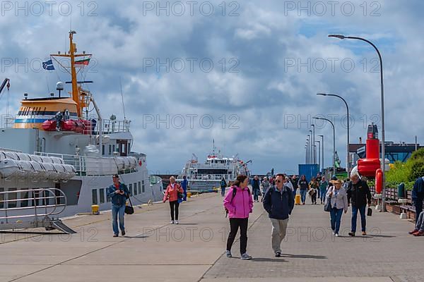Excursion boats in the outer harbour, passengers