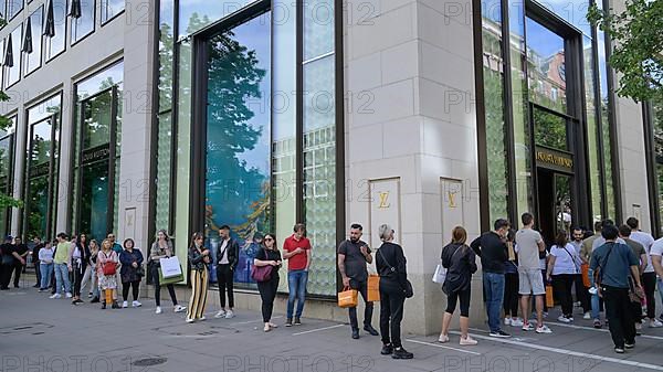 Queue, Louis Vuitton