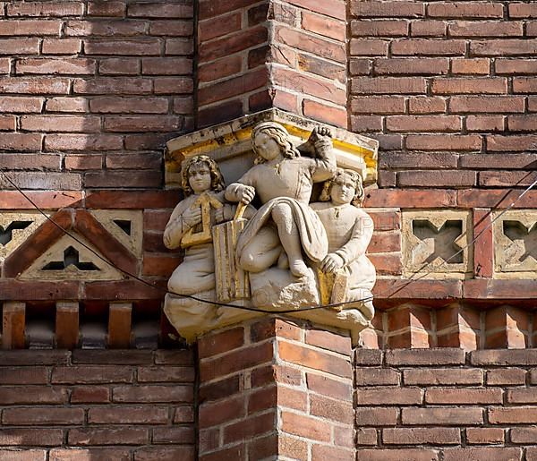 Figures on a brick building on the square Am Sande