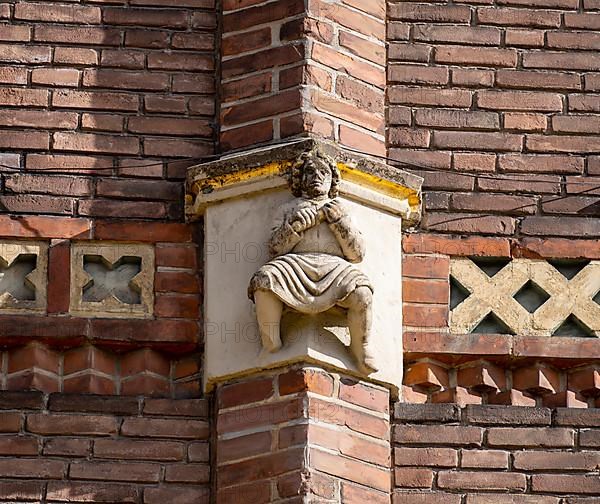 Figures on a brick building on the square Am Sande