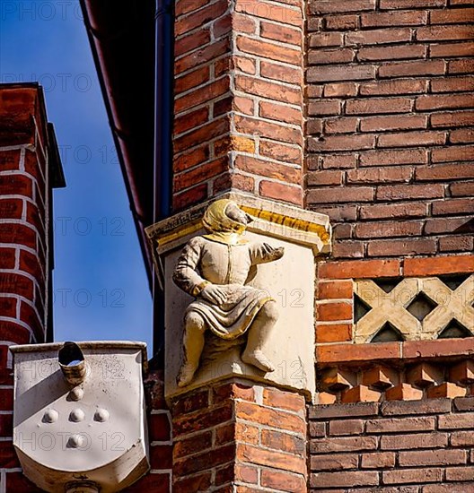 Figures on a brick building on the square Am Sande