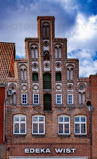 Brick house on the square Am Sande