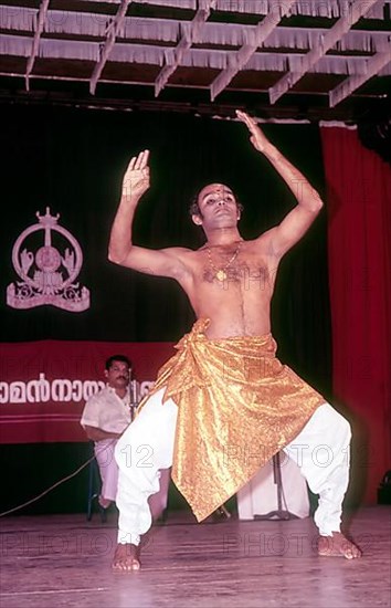 Kalamandalam Balasubramanian demonstrating kathakali exercise in Kerala Kalamandalam
