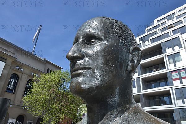 Bertolt Brecht Statue