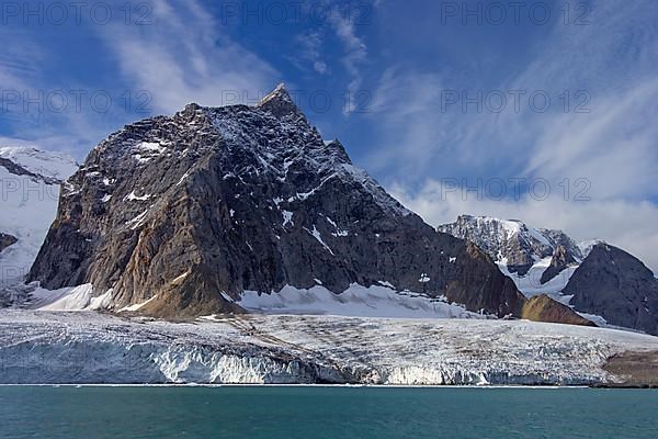The Samarinbreen glacier flows into Samarinvagen