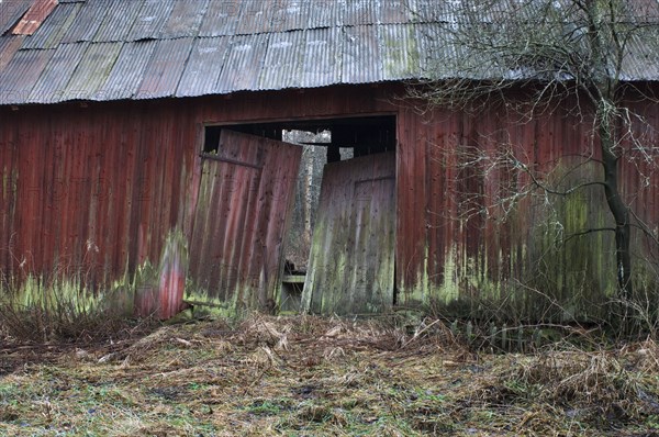 Abandoned red barn