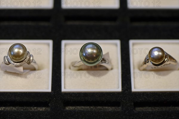Rings with black cultured pearls
