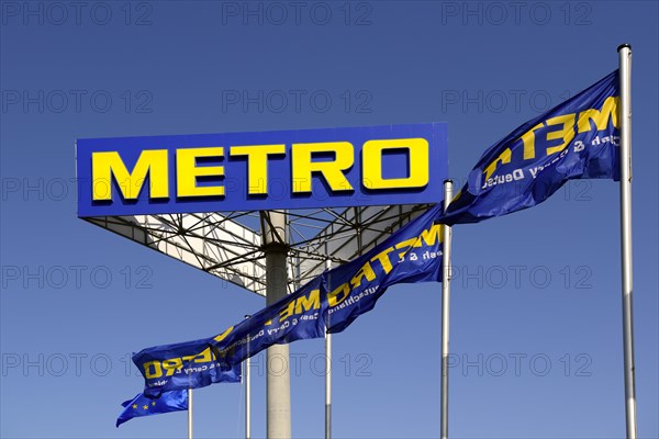 Lettering and flags of Metro AG