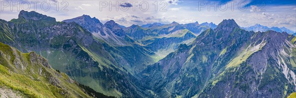 Mountain panorama from Laufbacher-Eckweg to Schneck