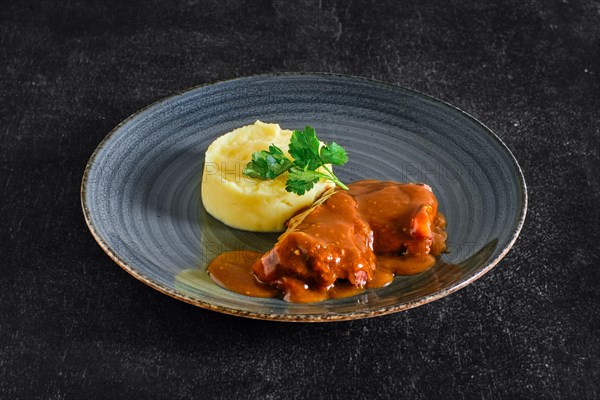 Baked beef fillet with flour sauce with mashed potato