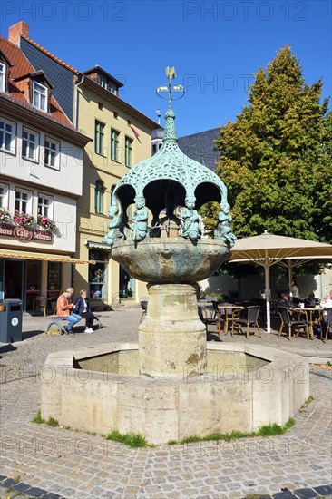 Hennebrunnen by sculptor Georg Wrba
