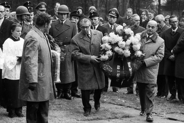 A meeting of the traditional associations of the Waffen- SS to honour their dead of the 6th SS Division North on 14. 11. 1971 in Hunrueck was accompanied by the Bundeswehr with officers and a squad of...