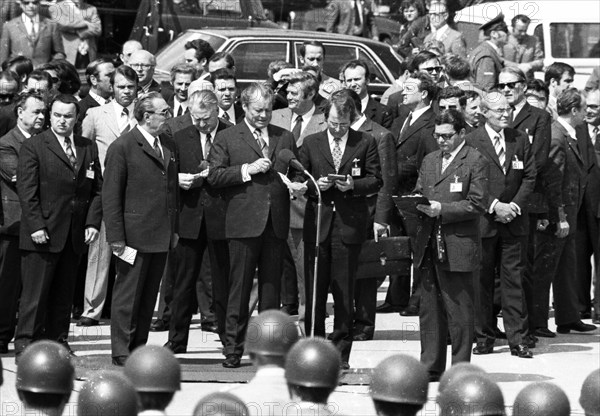 The visit of CPSU party leader Leonid Brezhnev to the Federal Republic of Germany - here in Cologne-Bonn on 22 May 1973 - is concluded with full military honours by Federal Chancellor Willy Brandt. Wi...