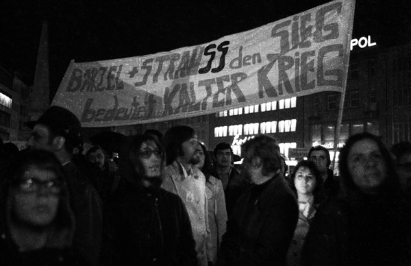 Supporters and friends of the SPD/FDP government coalition demonstrated in Bonn on 26 April 1972 with a torchlight march and rally in favour of the government and the ratification of the Eastern treat...