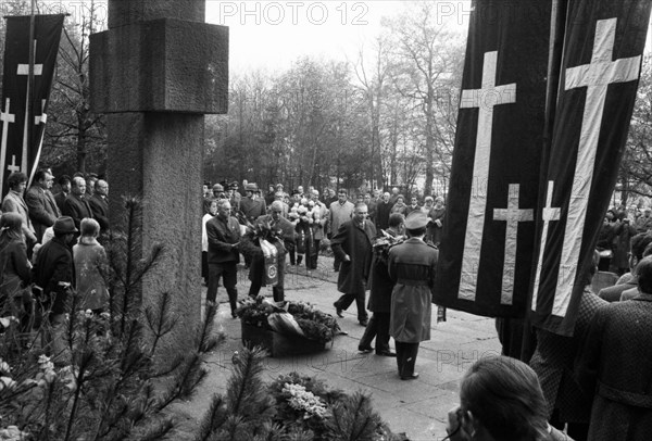 A meeting of the traditional associations of the Waffen- SS to honour their dead of the 6th SS Division North on 14. 11. 1971 in Hunrueck was accompanied by the Bundeswehr with officers and a squad of...