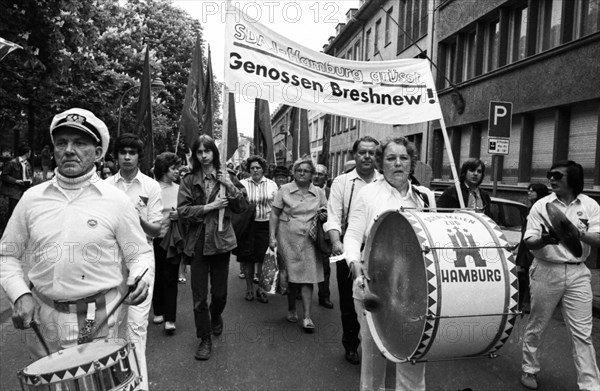 The visit of the Soviet head of state and party Leonid Brezhnev to Bonn from 18-22 May 1973 was a step towards easing tensions in the East-West relationship by Willy Brandt. Demo of friends and oppone...