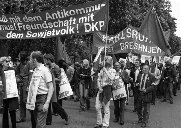 The visit of the Soviet head of state and party Leonid Brezhnev to Bonn from 18-22 May 1973 was a step towards easing tensions in the East-West relationship by Willy Brandt. Demo of friends and oppone...